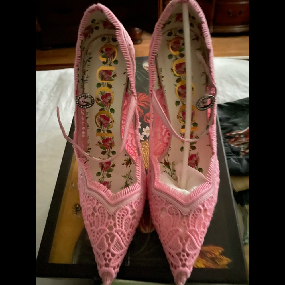 Gorgeous Pink Gucci Lace Pizzo Venice Pumps NWT